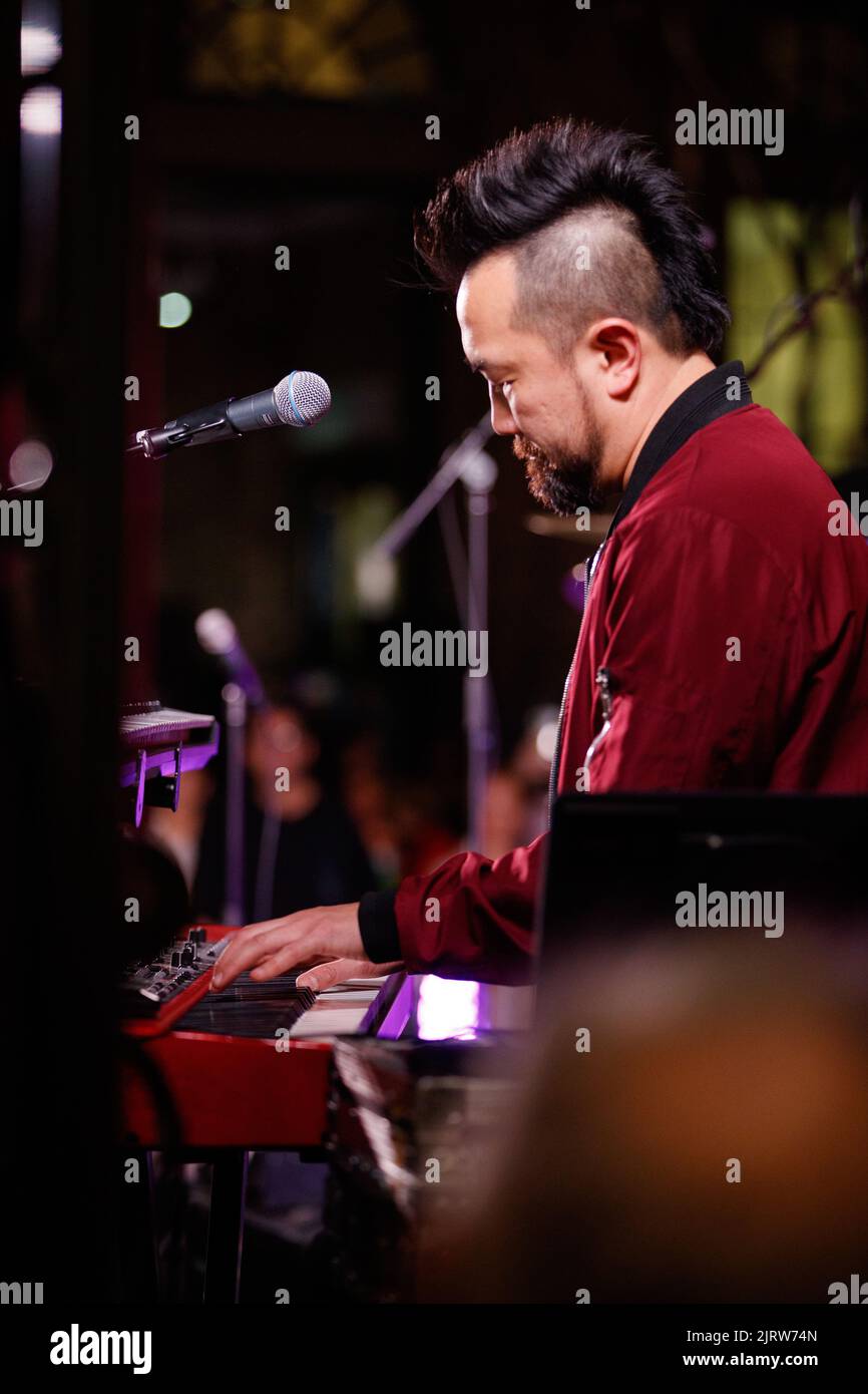 Brisbane, Australien. 26. August 2022. Vanessa Amorosi und ihre Backband treten am 26. August 2022 während der Queen Street Mall 40. Birthday Street Party in Brisbane, Queensland, Australien auf. Anlässlich des 40.-jährigen Jubiläums der legendären Queen Street Mall in Brisbane City organisierten Visit Brisbane, Queen Street Mall und Brisbane City Council einen Abend mit Straßenpartys, darunter Live-Musik und eine Modebahn. (Foto: Joshua Prieto/Sipa USA) Quelle: SIPA USA/Alamy Live News Stockfoto