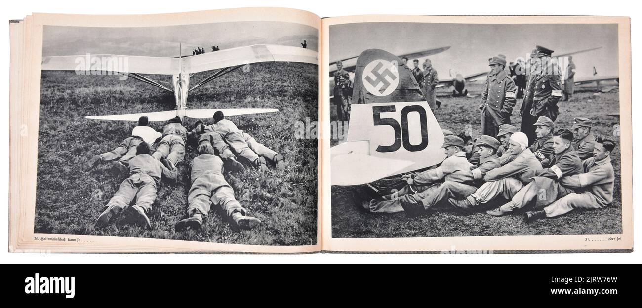 Buch mit 1930s Fotografien junger deutscher Luftwaffenflieger, die mit Segelflugzeugen trainieren Stockfoto