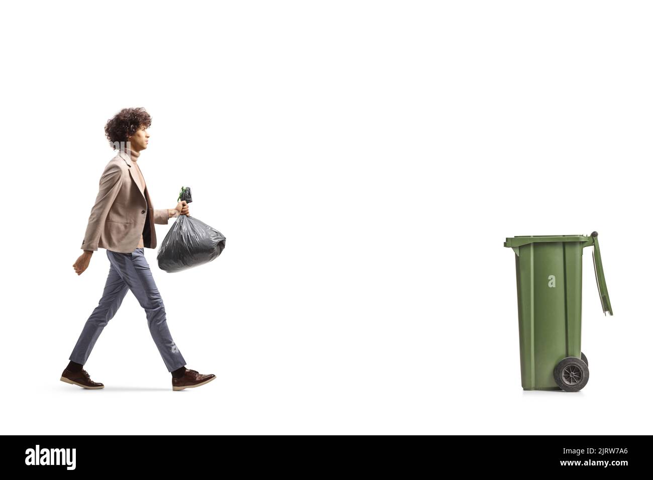 Ganzkörperaufnahme eines großen jungen Mannes, der in Richtung eines Mülltonnen geht und eine Plastiktüte auf weißem Hintergrund trägt Stockfoto