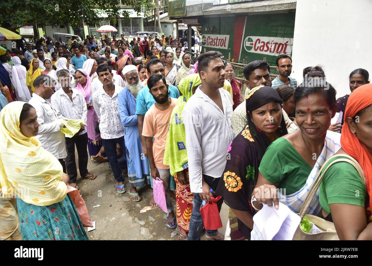 25. August 2022, Guwahati, Guwahati, Indien: Kontoinhaber müssen sich anstellen, um die Aadhar-Kartennummer mit ihrem Bankkonto bei Hajo im Distrikt Kamrup in Assam Indien am Donnerstag, 25.. August 2022, zu verknüpfen (Bild: © Dasarath Deka/ZUMA Press Wire) Stockfoto