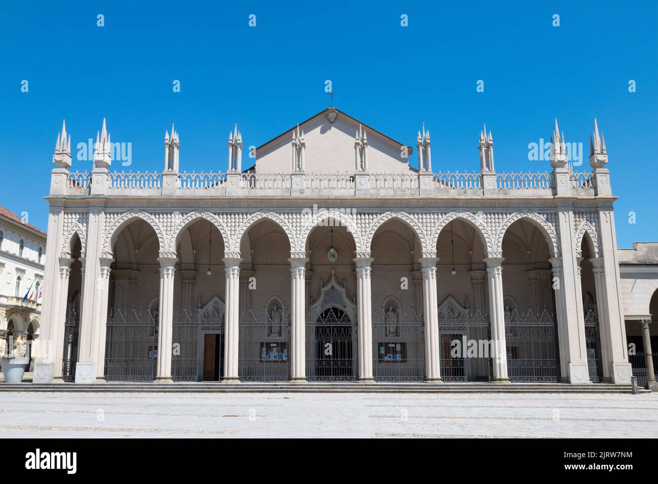 Biella - Piazza Duomo mit dem neogotischen Portal der Kathedrale. Stockfoto