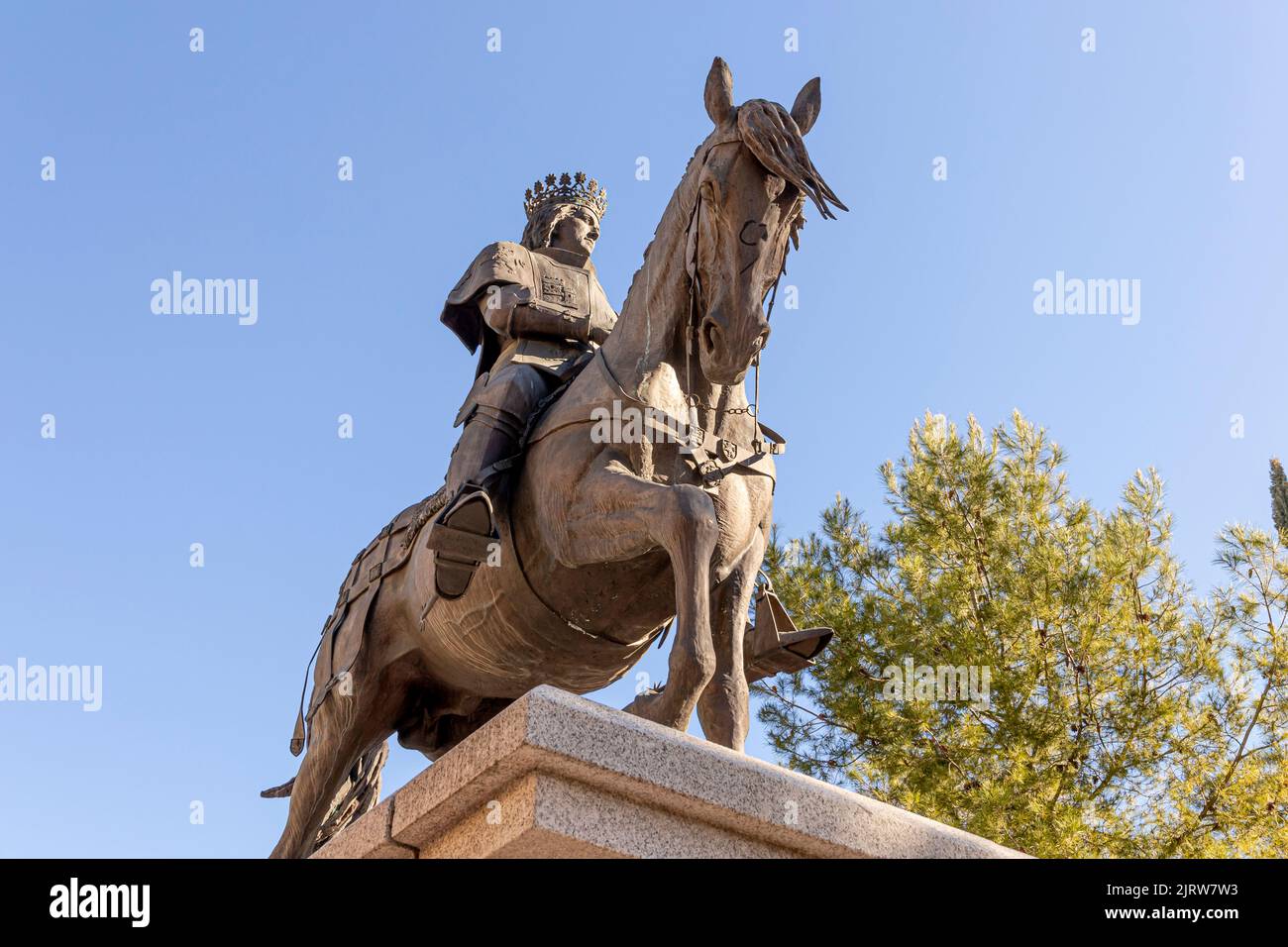 Ciudad Real, Spanien. Denkmal für König Juan II de Castilla (Johannes II. Von Kastilien), das Ciudad Real den Status einer Stadt verlieh, in der Pablo Picasso Straße Stockfoto