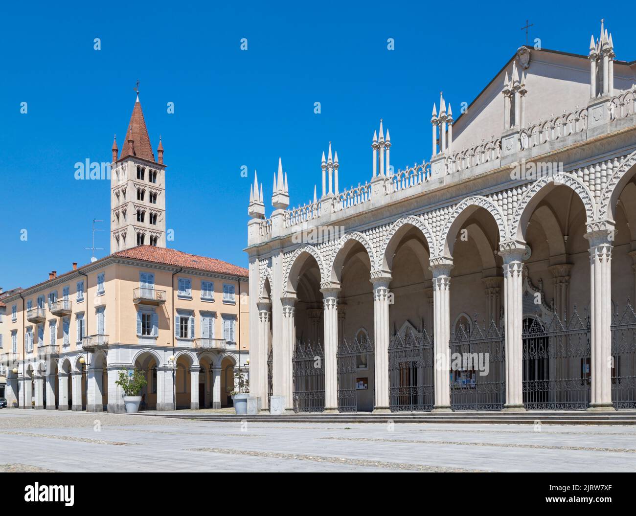 Biella - Piazza Duomo mit den Säulengängen der Kathedrale. Stockfoto