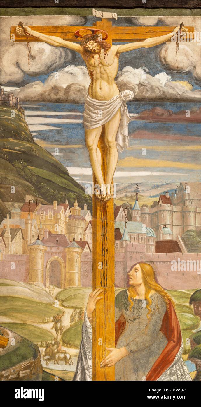 BIELLA, ITALIEN - 15. JULI 2022: Das Detail der Kreuzigung Fresko in der Kirche Chiesa di San Sebastiano von Meister der lombardischen Schule aus dem 16. Jahrhundert. Stockfoto