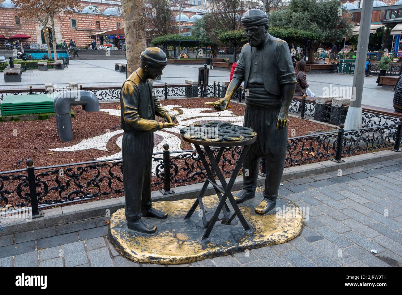 Die Ansicht des Denkmals, das dem Bagel-Verkäufer gewidmet ist, befindet sich in der Nähe des ägyptischen Marktes in Instanbul, Türkei Stockfoto