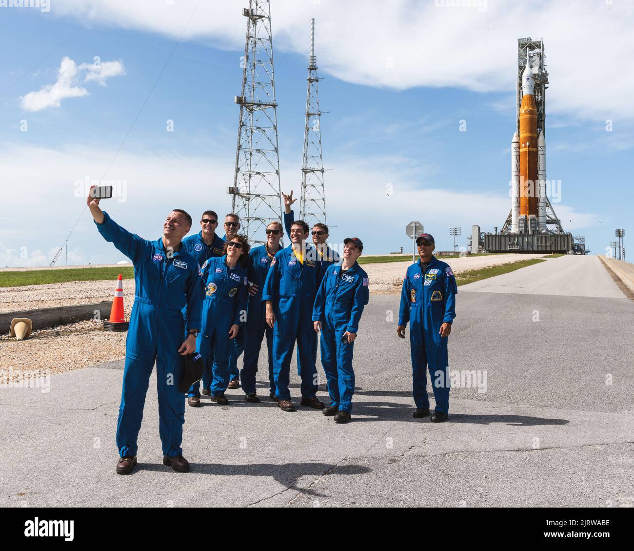 Cape Canaveral, Vereinigte Staaten von Amerika. 22. August 2022. NASA-Astronauten und Astronauten-Kandidaten posieren für ein Selfie vor der Artemis-Rakete des Space Launch Systems im Kennedy Space Center am 23. August 2022 in Cape Canaveral, Florida. NASA-Astronauten Reid Wiseman, Christina Koch, Drew Morgan, Zena Cardman, Joe Acaba, NASA-Astronautenkandidaten Nicole Ayers, Jack Hathaway, der kanadische Astronaut Jeremy Hansen und der NASA-Pilot Chris Condon. Quelle: Josh Valcarcel/NASA/Alamy Live News Stockfoto