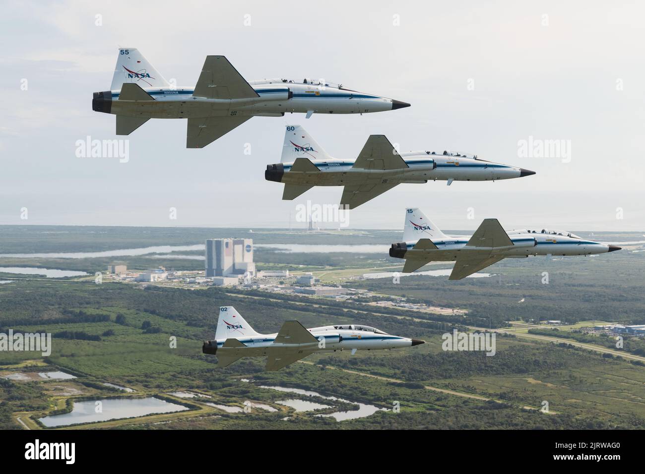 Cape Canaveral, Vereinigte Staaten von Amerika. 23. August 2022. NASA-Astronauten und Astronautenkandidaten fliegen T-38-Trainingsjets in Formation über dem Kennedy Space Center am 23. August 2022 in Cape Canaveral, Florida. Quelle: Josh Valcarcel/NASA/Alamy Live News Stockfoto