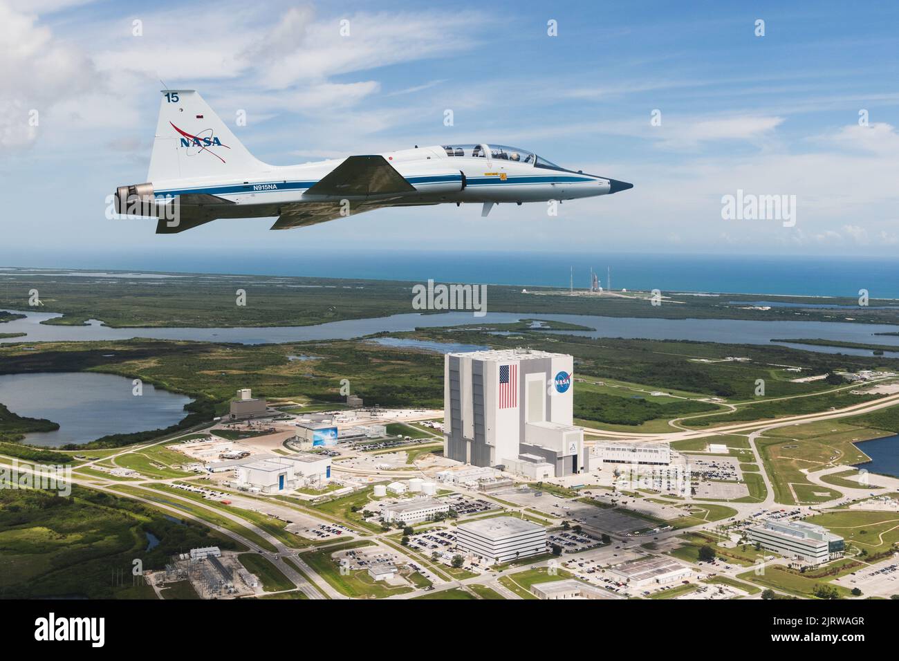 Cape Canaveral, Vereinigte Staaten von Amerika. 23. August 2022. NASA-Pilot Chris Condon und Astronaut Zena Cardman fliegen ihren T-38-Trainingsjet am Vehicle Assembly Building im Kennedy Space Center am 23. August 2022 in Cape Canaveral, Florida, vorbei. Quelle: Josh Valcarcel/NASA/Alamy Live News Stockfoto