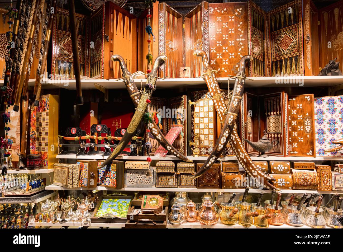 ISTANBUL TÜRKEI, Januar 2022. Verschiedene Souvenirs am Großen Basar