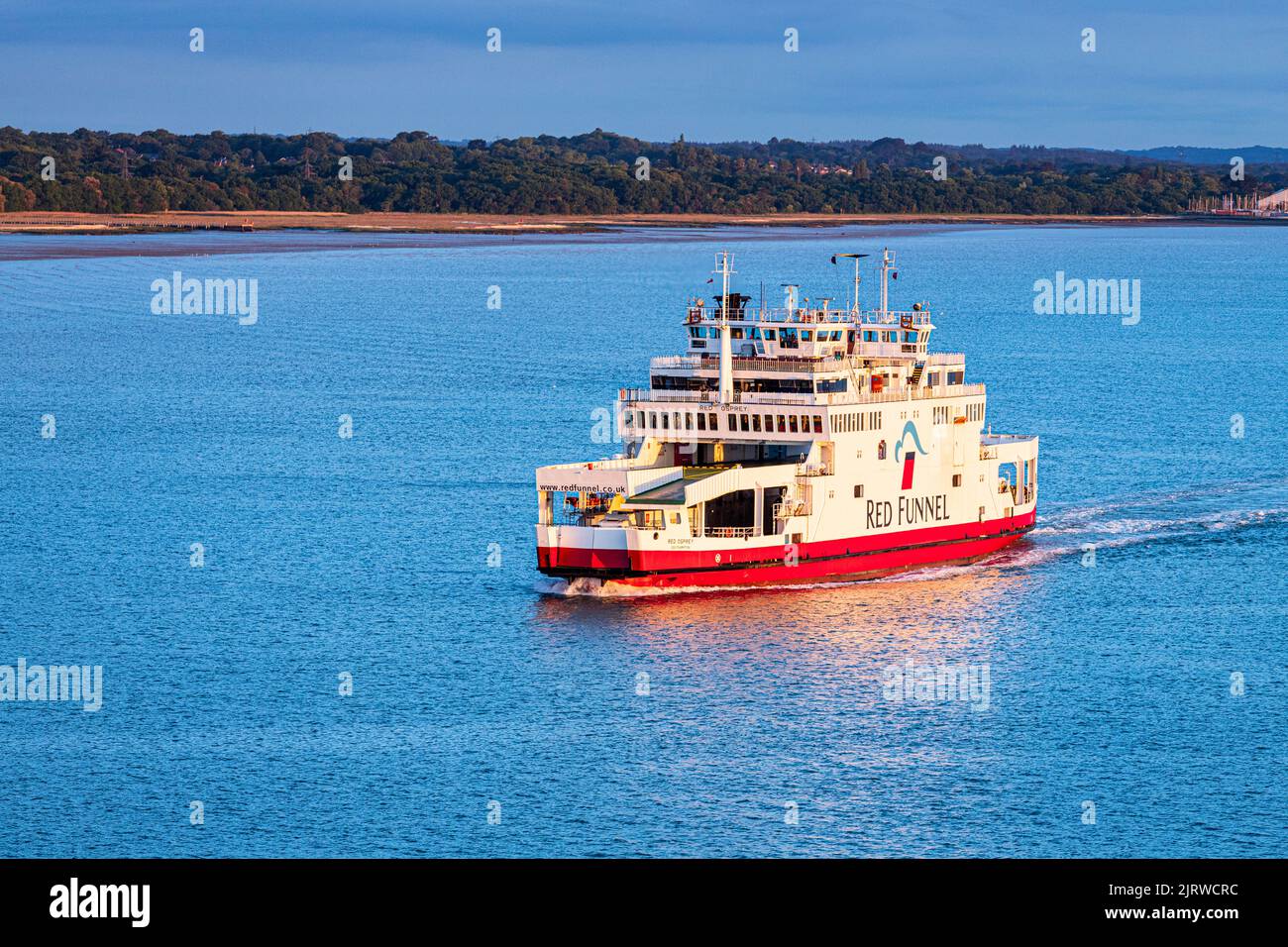 Die MV Red Osprey Fahrzeug- und Passagierfähre, die von Red Funnel in Southampton Water bei Sonnenaufgang vor Fawley, Hampshire, Großbritannien, auf dem Weg zur Isle of Wight, betrieben wird Stockfoto