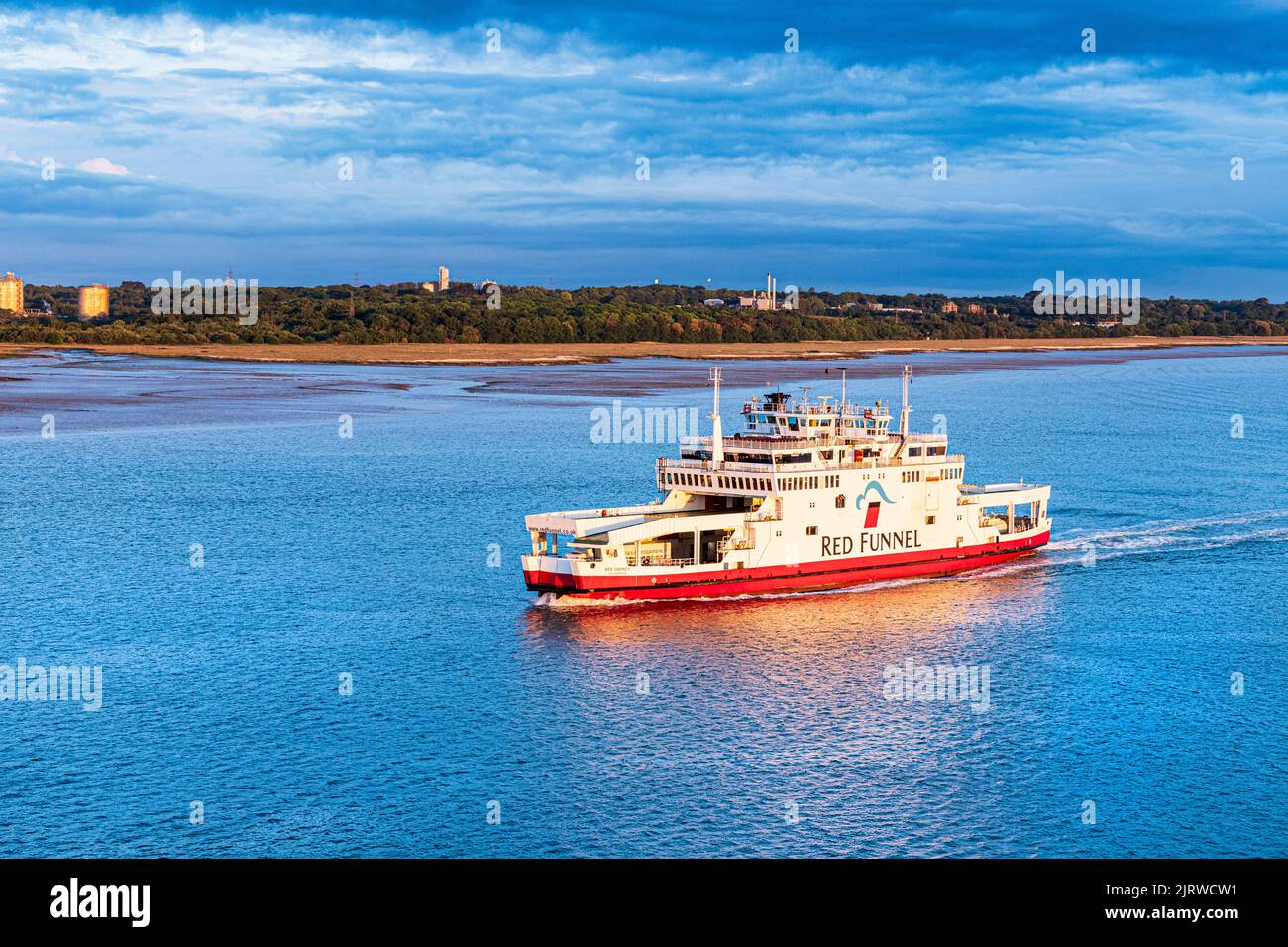 Die MV Red Osprey Fahrzeug- und Passagierfähre, die von Red Funnel in Southampton Water bei Sonnenaufgang vor Fawley, Hampshire, Großbritannien, auf dem Weg zur Isle of Wight, betrieben wird Stockfoto