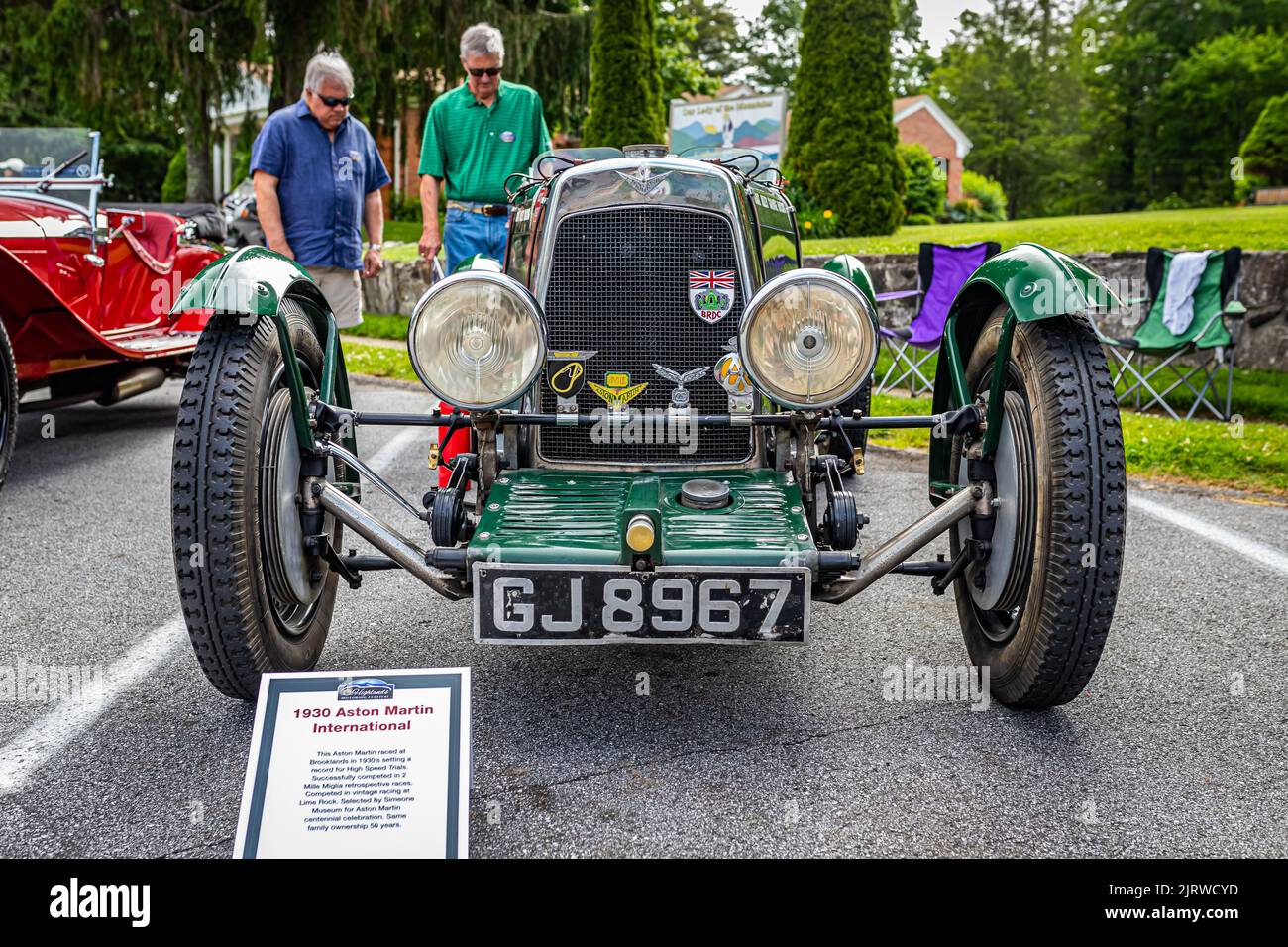 Highlands, NC - 11. Juni 2022: Low Perspective Frontansicht eines 1930 Aston Martin International auf einer lokalen Auto-Show. Stockfoto