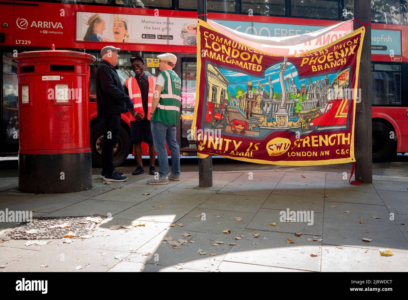 Am ersten von vier Arbeitstagen stehen Mitglieder der Postarbeiter der Communications Workers Union (CWU) am 26.. August 2022 in London, England, auf einer Streikschnur im Sortierbüro Mount Pleasant. 115.000 Postfachkräfte von Royal Mail in ganz Großbritannien haben in einem Lohnstreit in den Streik getreten und ihre Gewerkschaft hat ein Angebot zur Lohnerhöhung im Wert von „bis zu 5,5 %“ abgelehnt, nachdem drei Monate lang Gespräche geführt wurden, während die Inflationsrate bei einem 40-Jahres-hoch von 10,1 % liegt und dies erwartet wird Übertreffen Sie 13 % später in diesem Jahr. (Foto von Richard Baker / in Bildern über Getty Images) Stockfoto