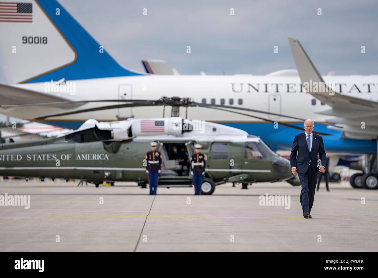 Präsident Joe Biden ist am Dienstag, den 28. Juni 2022, auf dem Weg zum NATO-Gipfel in Madrid an der Air Force One am internationalen Flughafen München vertreten. Ein Stützflugzeug ist auf dem Asphalt hinter Marine One zu sehen. (Offizielles Foto des Weißen Hauses von Carlos Fyfe) Stockfoto