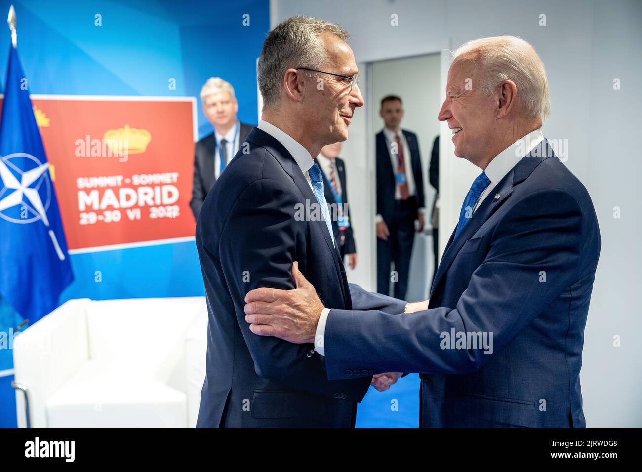 Präsident Joe Biden trifft sich mit NATO-Generalsekretär Jens Stoltenberg, als er bei der IFEMA Madrid eintrifft, um an der Sitzung des Nordatlantikrates beim NATO-Gipfel am Mittwoch, den 29. Juni 2022 in Madrid teilzunehmen. (Offizielles Foto des Weißen Hauses von Adam Schultz) Stockfoto