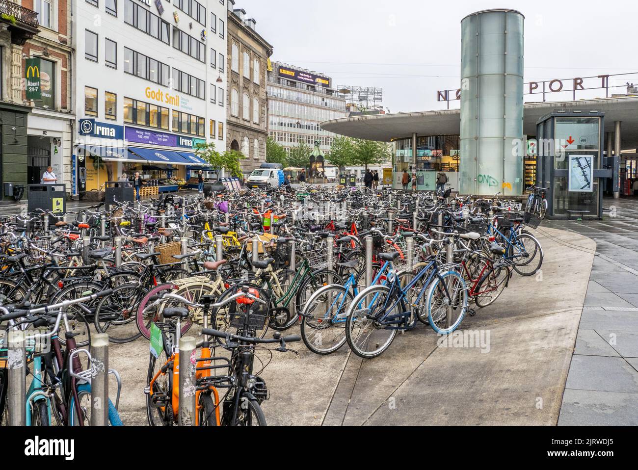 Parkplätze für Hunderte von Fahrrädern an der U- und S-Bahn-Station Norreport in Kopenhagen, Dänemark Stockfoto