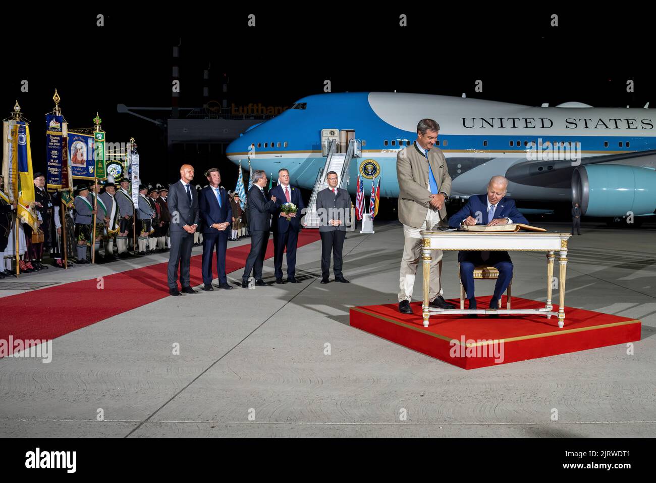 Präsident Joe Biden unterzeichnet das Goldene Buch des Landes Bayern, nachdem er am Samstag, den 25. Juni 2022, auf dem Internationalen Flughafen München zum Gipfeltreffen G7 in Schloss Elmau, Deutschland, eintraf. (Offizielles Foto des Weißen Hauses von Adam Schultz) Stockfoto
