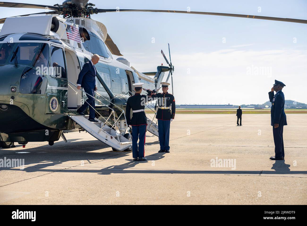 Präsident Joe Biden landet bei der Joint Base Andrews am Samstag, den 25. Juni 2022, bei der Marine One. (Offizielles Foto des Weißen Hauses von Adam Schultz) Stockfoto