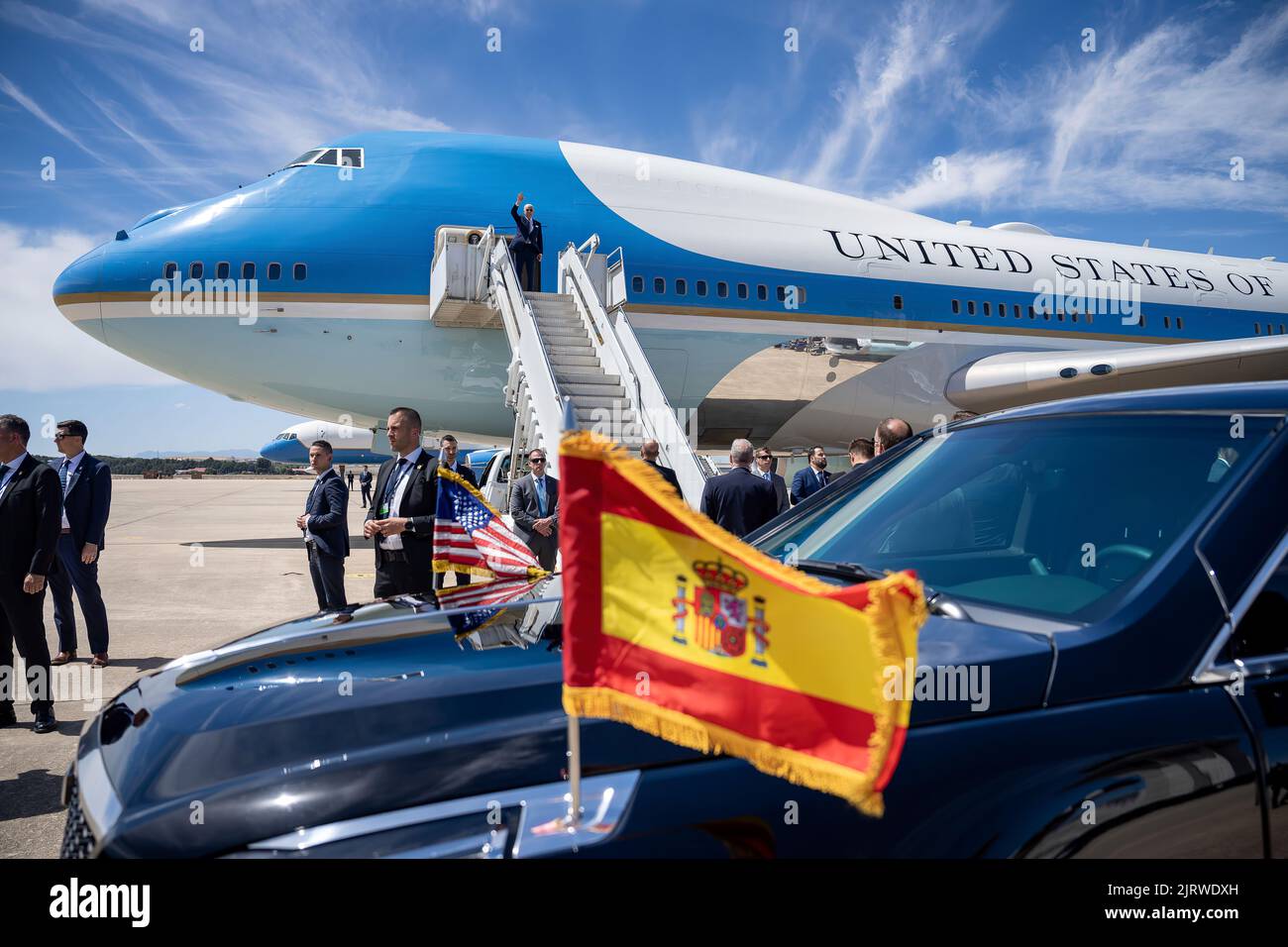 Präsident Joe Biden ist am Flughafen Madrid-Torrejón an der ersten Stelle der Luftwaffe, nachdem er am Donnerstag, dem 30. Juni 2022, auf dem Weg zur gemeinsamen Basis Andrews, Maryland, teilgenommen hatte. (Offizielles Foto des Weißen Hauses von Adam Schultz) Stockfoto