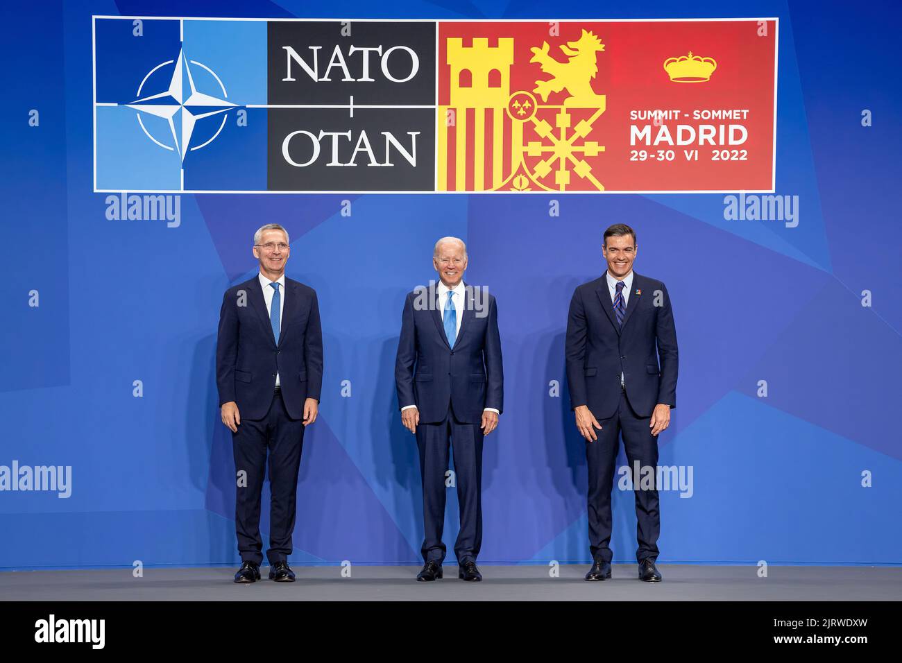 Präsident Joe Biden begrüßt den NATO-Gipfel mit NATO-Generalsekretär Jens Stoltenberg und dem spanischen Premierminister Pedro Sánchez am Mittwoch, den 29. Juni 2022, auf der IFEMA Madrid in Madrid. (Offizielles Foto des Weißen Hauses von Carlos Fyfe) Stockfoto