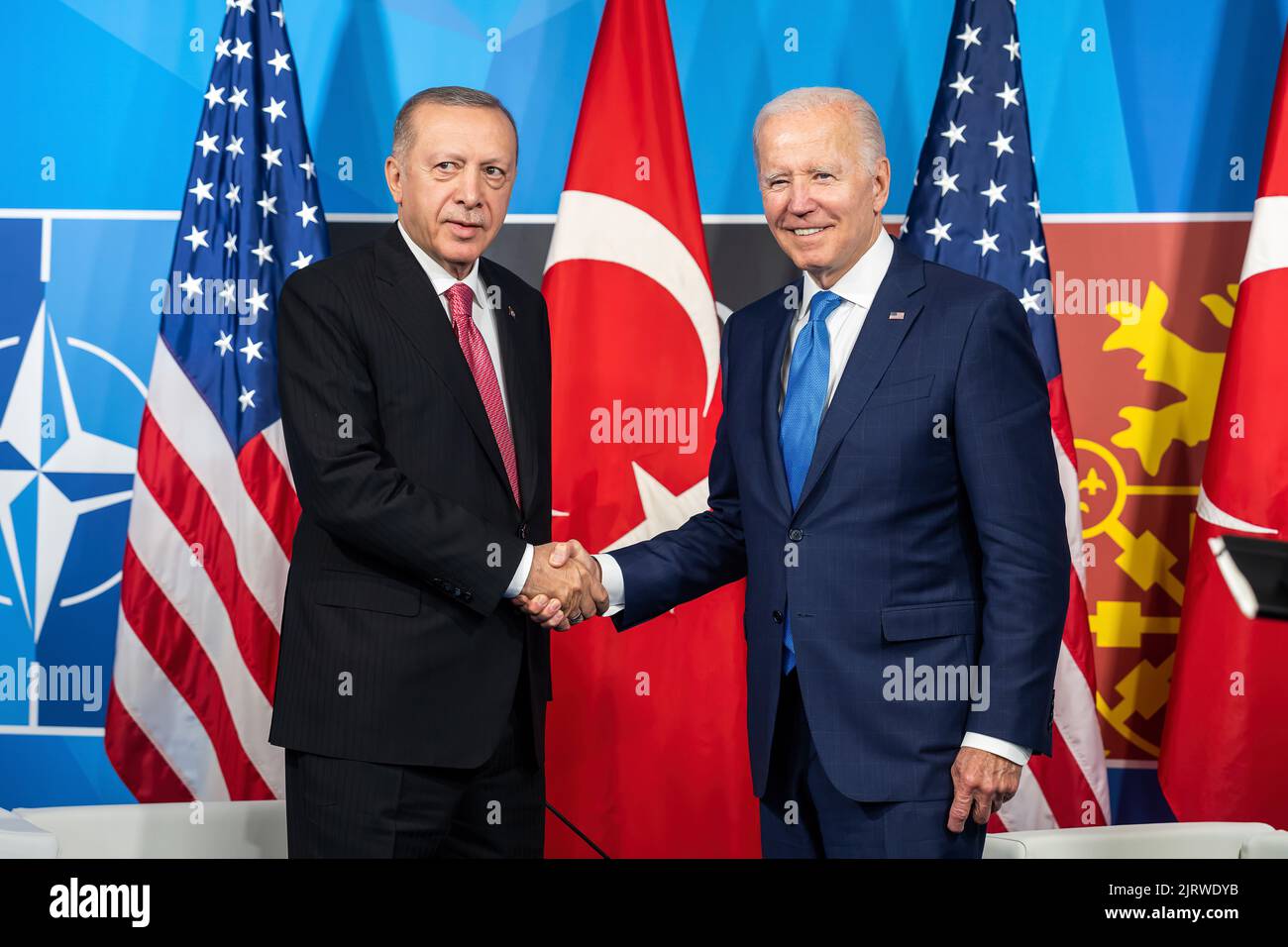Präsident Joe Biden nimmt an einem bilateralen Treffen mit dem türkischen Präsidenten Recep Tayyip Erdogan während des NATO-Gipfels am Mittwoch, den 29. Juni 2022, auf der IFEMA Madrid in Madrid Teil. (Offizielles Foto des Weißen Hauses von Adam Schultz) Stockfoto