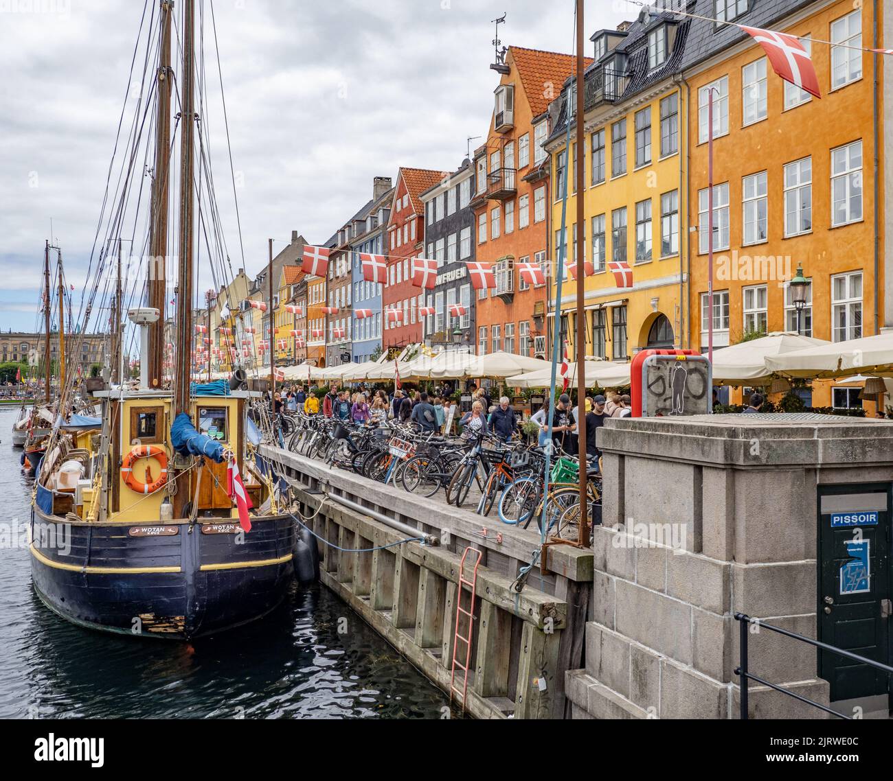 Das beliebte Touristenziel Nyhavn eine Bucht des Meeres mit bunten 17. C Häuser Cafés und Bars und Segelboote gesäumt - Kopenhagen Dänemark Stockfoto