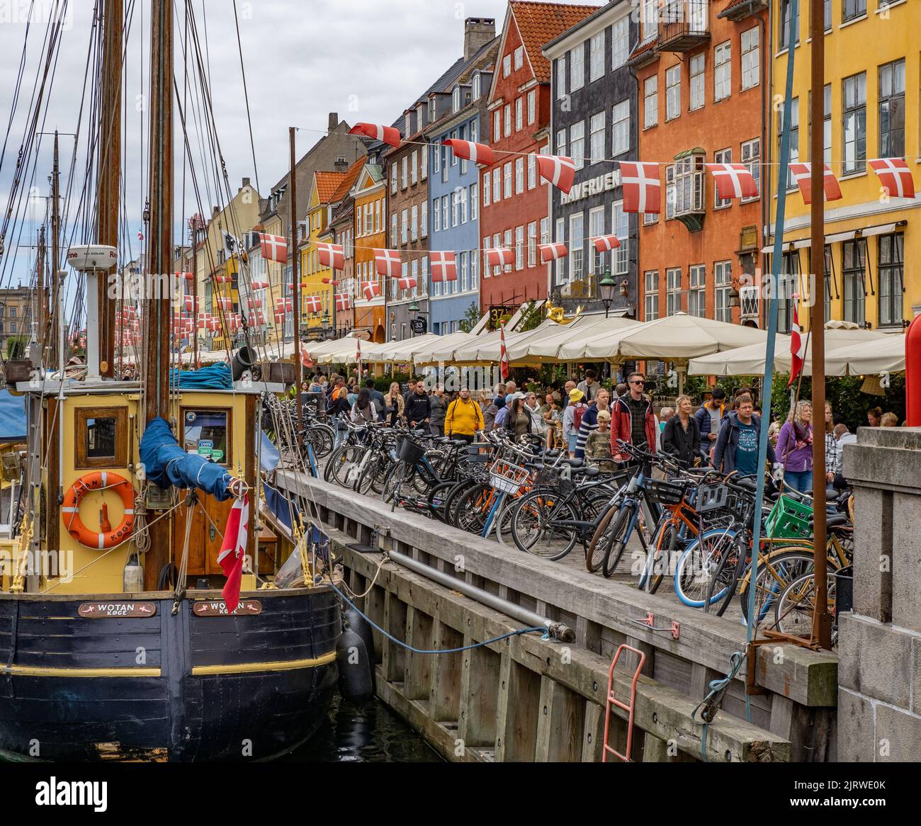 Das beliebte Touristenziel Nyhavn eine Bucht des Meeres mit bunten 17. C Häuser Cafés und Bars und Segelboote gesäumt - Kopenhagen Dänemark Stockfoto