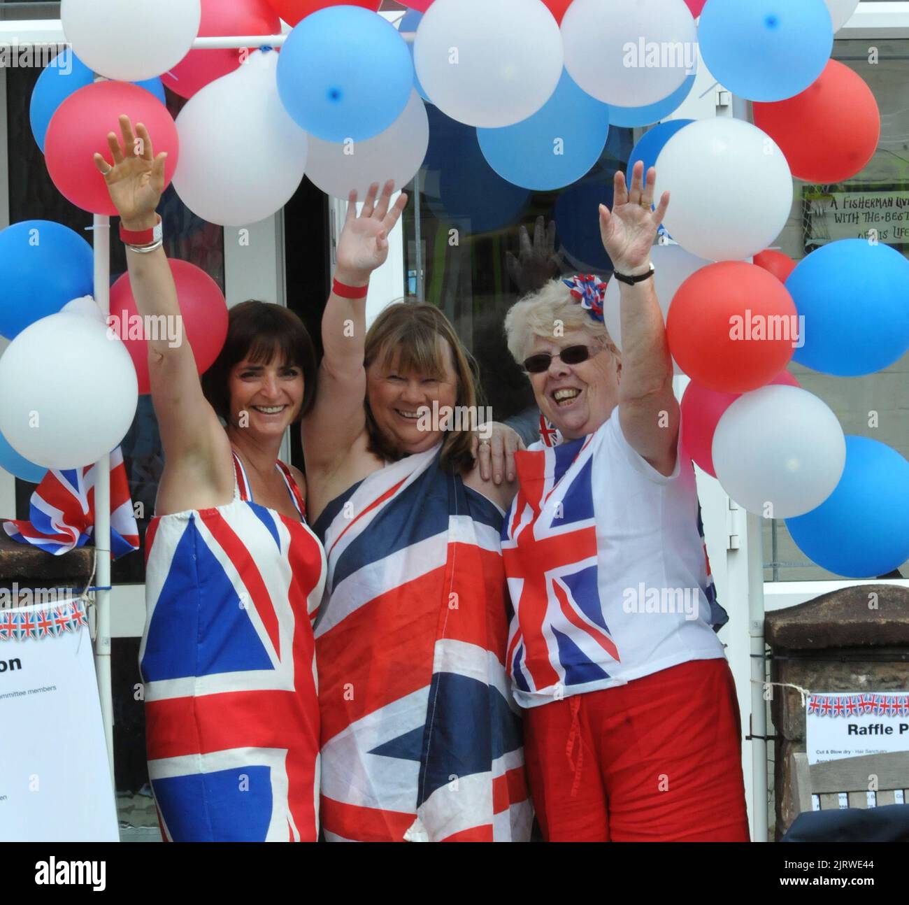 SONNIGES PORTSMOUTH. ALLE VERKLEIDET MIT DEN UNION-JACKS MAXINE BAILEY, ELAINE BAILEY UND AUDREY FOSTER AUF EINER STRASSENPARTY IN DER STANLEY AVENUE, PORTSMOUTH, SONNTAG. BILDER VON MIKE WALKER, MIKE WALKER, 2012 Stockfoto