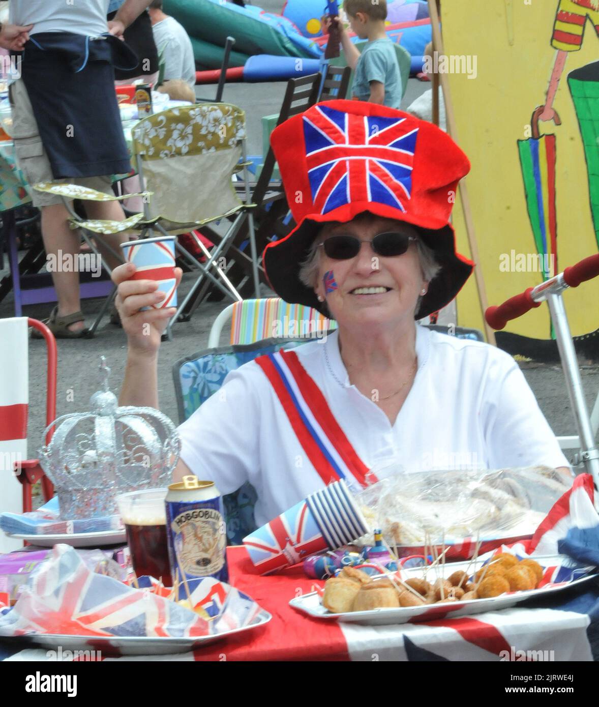 SONNIGES PORTSMOUTH. DIE 79-JÄHRIGE AUDREY PRESTON BEI EINER STRASSENPARTY IN DER STANLEY AVENUE, PORTSMOUTH, SONNTAG. BILDER VON MIKE WALKER, MIKE WALKER, 2012 Stockfoto