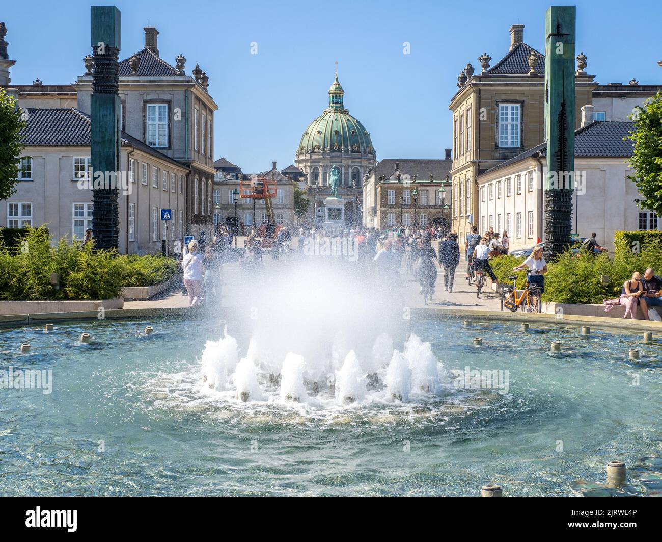 Brunnen, Statue von Frederik V. und die Kuppel von Marmorkirken Amalienborg Kopenhagen Dänemark Stockfoto