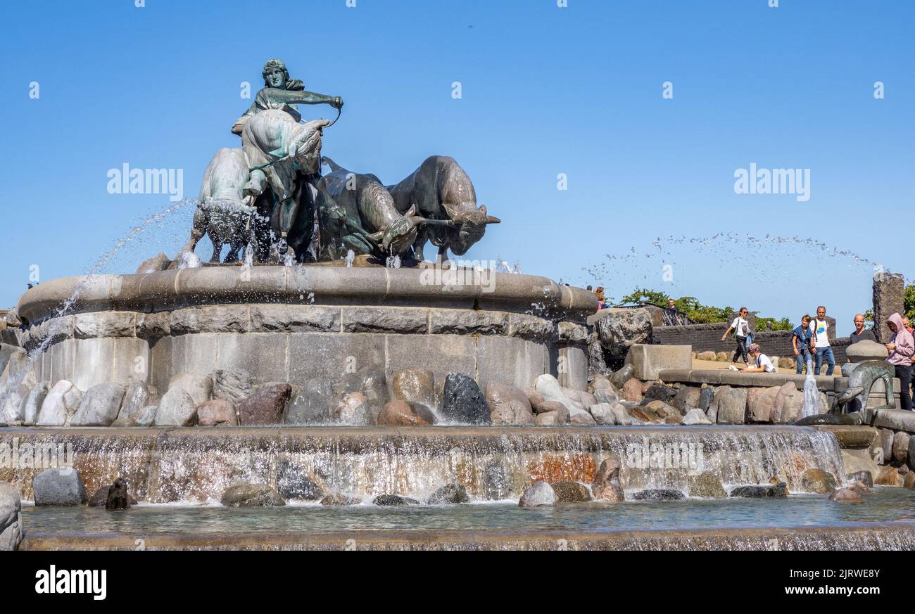 Bronzeskulptur der Göttin Gefion, die mit straffenden Stieren pflügt, um Land für die Insel Seeland zu bilden, auf der Kopenhagen Dänemark gegründet ist Stockfoto