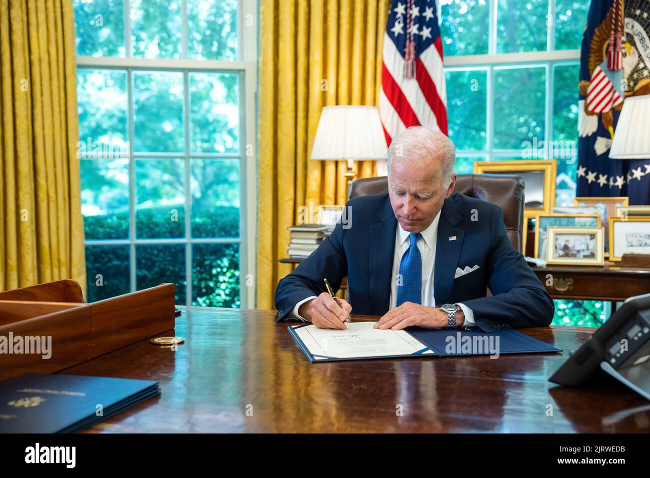 Präsident Joe Biden unterzeichnet H.R. 1444, „um die Einrichtung des US-Postdienstes in der North Loudoun Street 132, Suite 1 in Winchester, Virginia, als das Patsy Cline-Postamt auszuweisen“, am Freitag, den 24. Juni 2022, im Oval Office des Weißen Hauses. (Offizielles Foto des Weißen Hauses von Adam Schultz) Stockfoto Präsident Joe Biden unterzeichnet H.R. 1444, „um die Einrichtung des US-Postdienstes in der North Loudoun Street 132, Suite 1 in Winchester, Virginia, als das Patsy Cline-Postamt auszuweisen“, am Freitag, den 24. Juni 2022, im Oval Office des Weißen Hauses. (Offizielles Foto des Weißen Hauses von Adam Schultz) Stockfoto