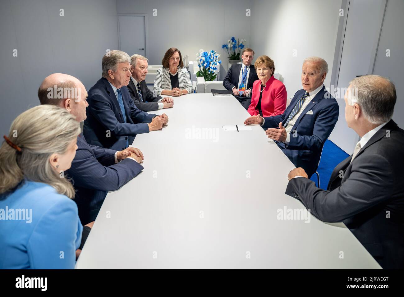 Präsident Joe Biden trifft sich mit Mitgliedern einer Delegation des US-Kongresses zum NATO-Gipfel am Donnerstag, den 30. Juni 2022, auf der IFEMA Madrid. (Offizielles Foto des Weißen Hauses von Adam Schultz) Stockfoto