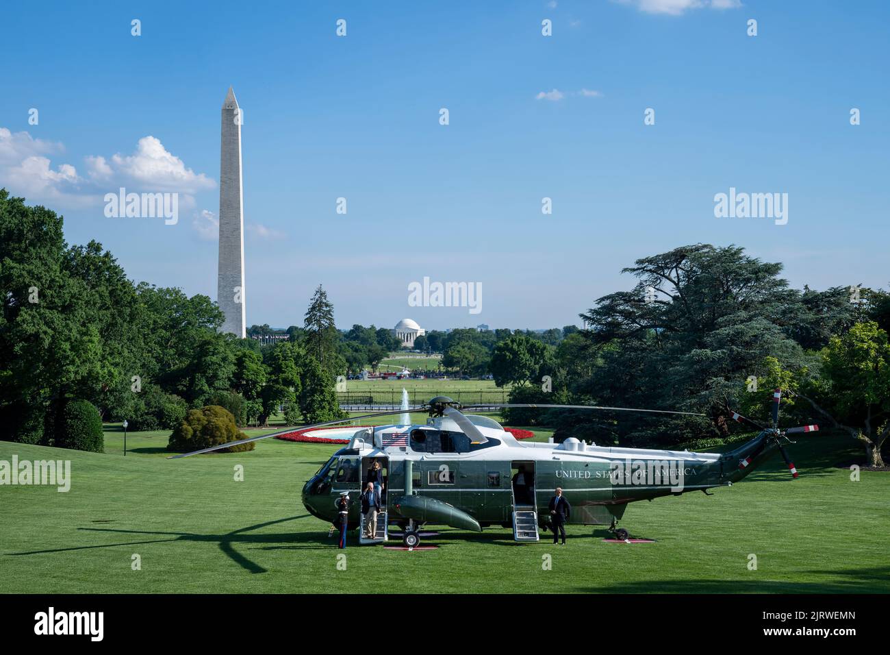 Präsident Joe Biden landet am Donnerstag, den 30. Juni 2022, auf dem Südrasen des Weißen Hauses, nach seiner Reise zum G7 in Deutschland und dem NATO-Gipfel in Madrid. (Offizielles Foto des Weißen Hauses von Hannah Fosslien) Stockfoto