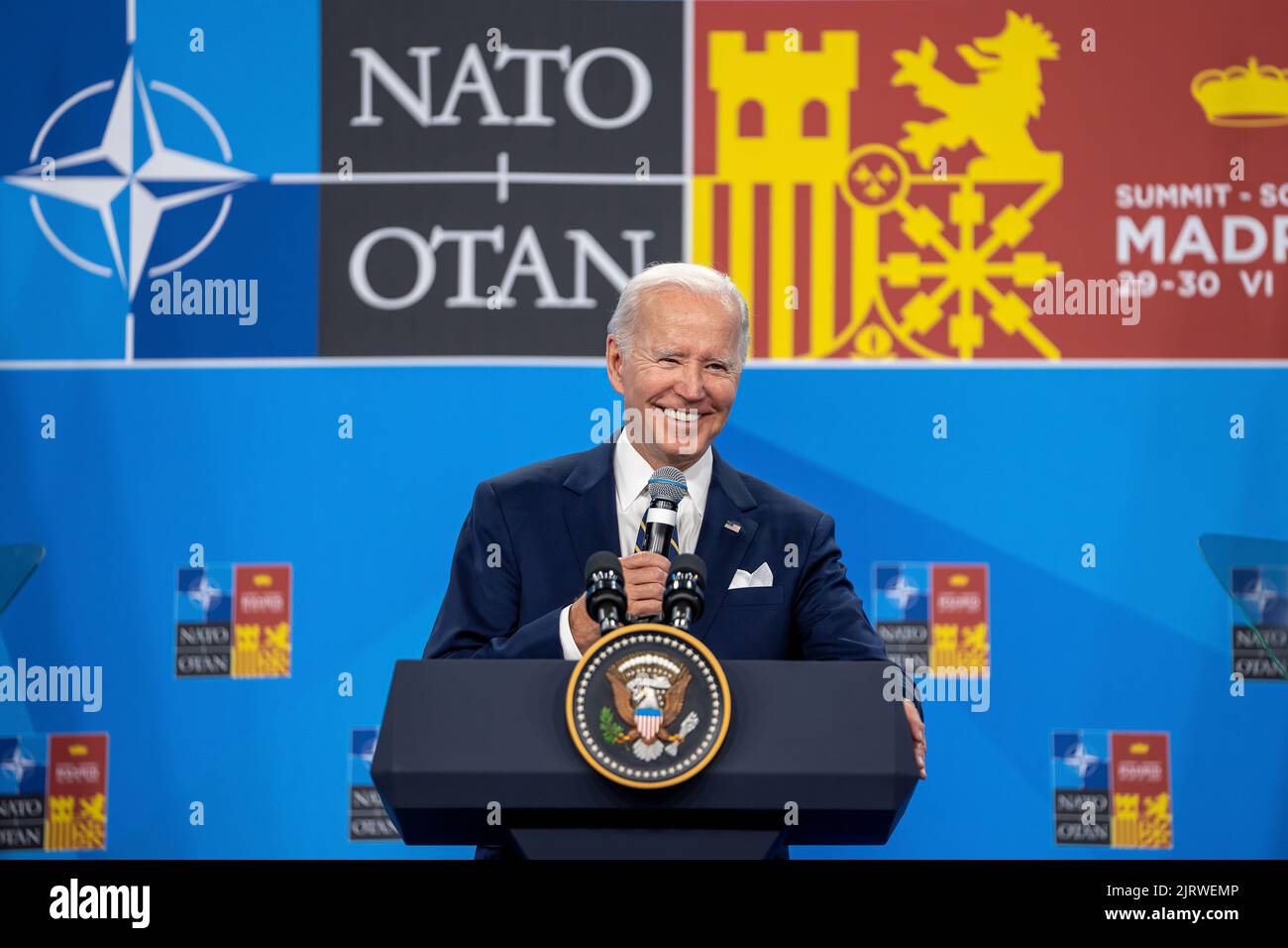 Präsident Joe Biden hält am Donnerstag, den 30. Juni 2022, eine Pressekonferenz beim NATO-Gipfel auf der IFEMA Madrid ab. (Offizielles Foto des Weißen Hauses von Carlos Fyfe) Stockfoto