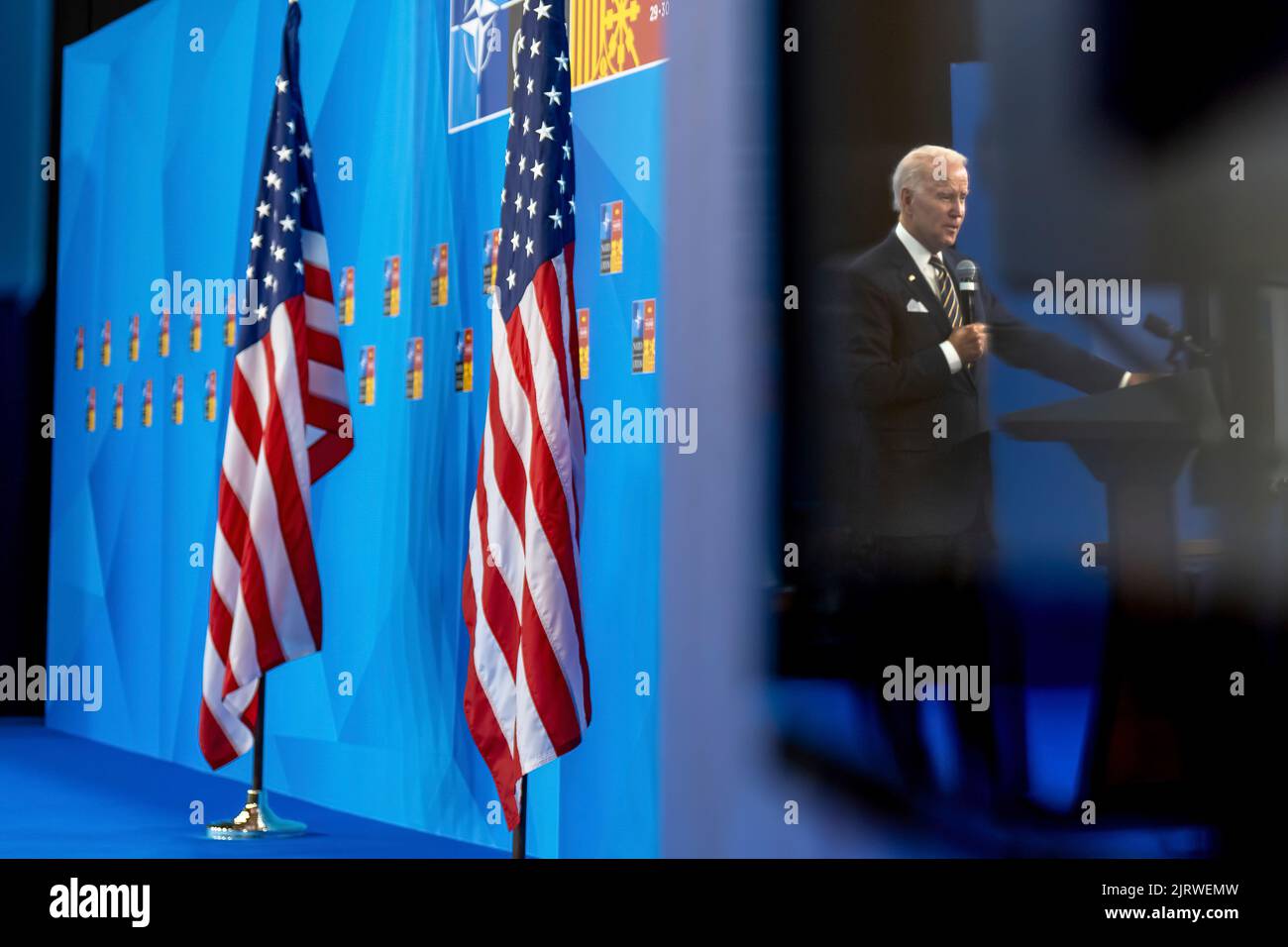 Präsident Joe Biden hält am Donnerstag, den 30. Juni 2022, eine Pressekonferenz beim NATO-Gipfel auf der IFEMA Madrid ab. (Offizielles Foto des Weißen Hauses von Adam Schultz) Stockfoto