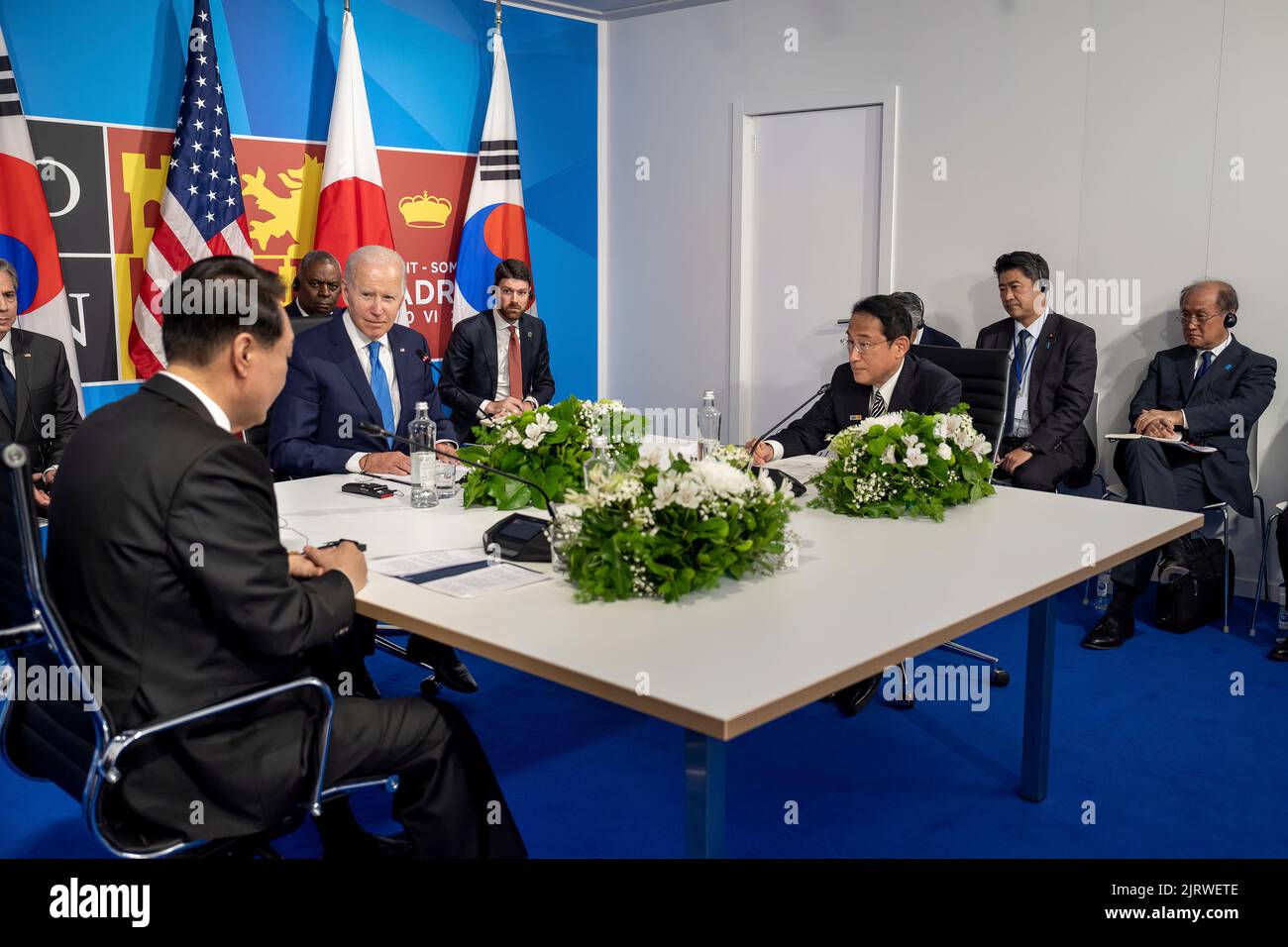 Präsident Joe Biden nimmt an einem trilateralen Treffen mit dem japanischen Premierminister Fumio Kishida und dem Präsidenten der Republik Korea Yoon Suk-yeol während des NATO-Gipfels am Mittwoch, dem 29. Juni 2022, auf der IFEMA Madrid in Madrid Teil. (Offizielles Foto des Weißen Hauses von Adam Schultz) Stockfoto