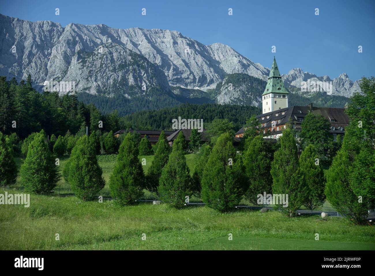 Auf Schloss Elmau in Krün, Deutschland, findet am Montag, den 27. Juni 2022, der Gipfel 2022 G7 statt. (Offizielles Foto des Weißen Hauses von Adam Schultz) Stockfoto