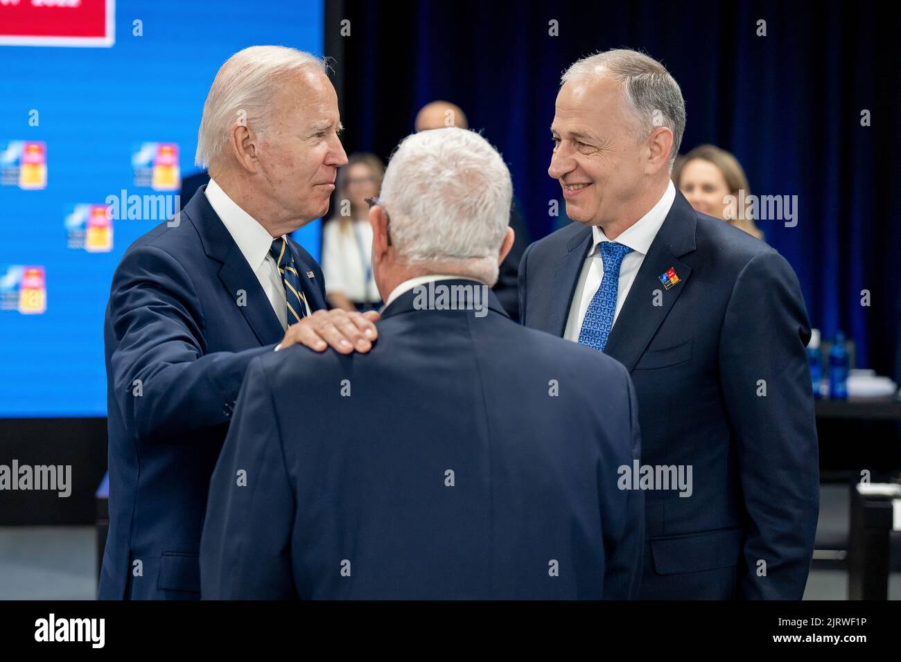 Präsident Joe Biden nimmt an der dritten Sitzung des Nordatlantikrates auf dem NATO-Gipfel am Donnerstag, den 30. Juni 2022, auf der IFEMA Madrid Teil. (Offizielles Foto des Weißen Hauses von Adam Schultz) Stockfoto