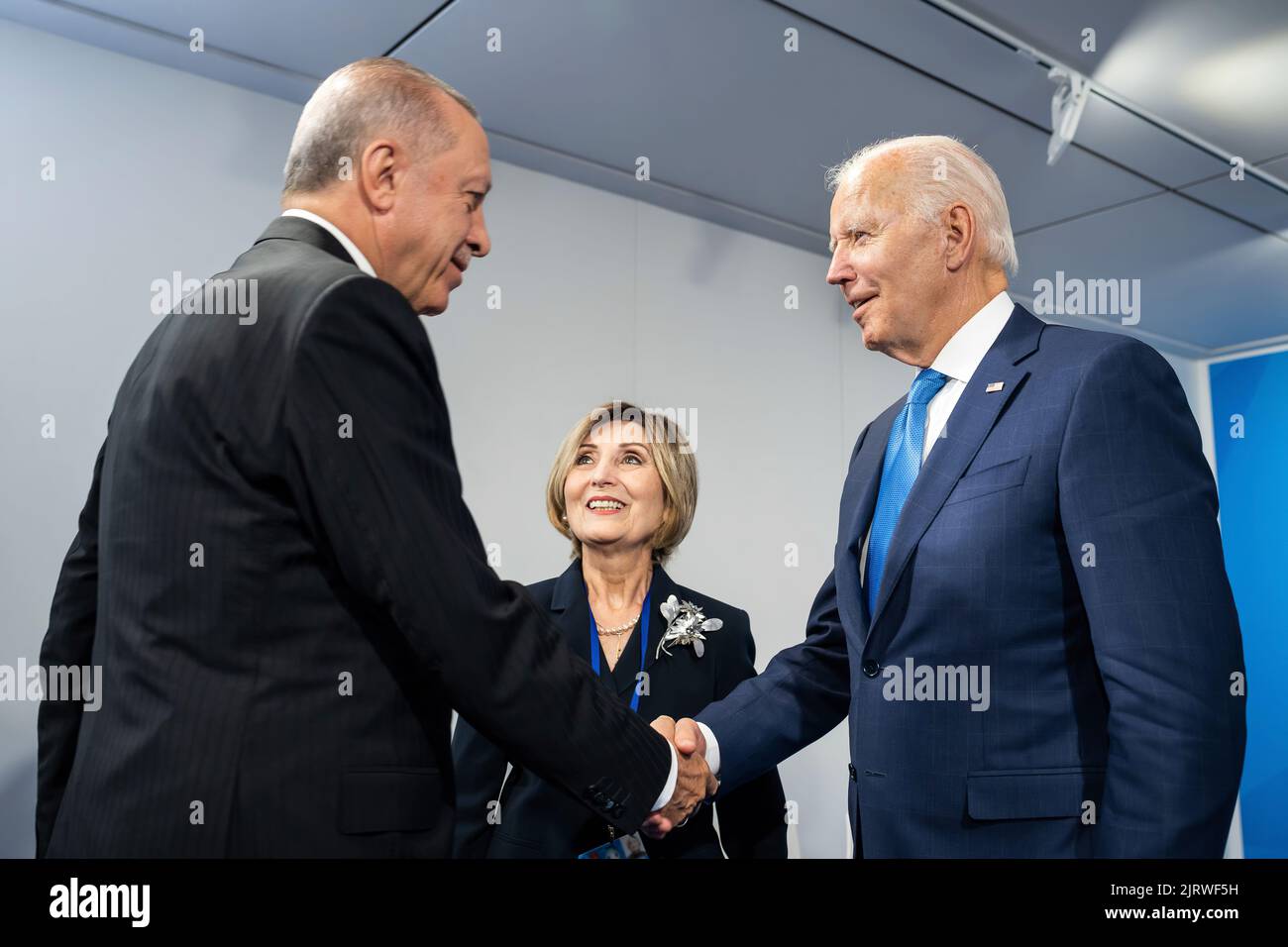 Präsident Joe Biden nimmt an einem bilateralen Treffen mit dem türkischen Präsidenten Recep Tayyip Erdogan während des NATO-Gipfels am Mittwoch, den 29. Juni 2022, auf der IFEMA Madrid in Madrid Teil. (Offizielles Foto des Weißen Hauses von Adam Schultz) Stockfoto