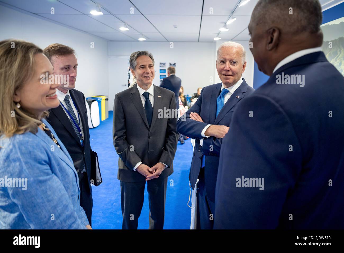 Präsident Joe Biden spricht mit hochrangigen Mitarbeitern nach einem Treffen mit NATO-Generalsekretär Jens Stoltenberg auf der IFEMA Madrid während des NATO-Gipfels am Mittwoch, 29. Juni 2022, in Madrid. (Offizielles Foto des Weißen Hauses von Adam Schultz) Stockfoto