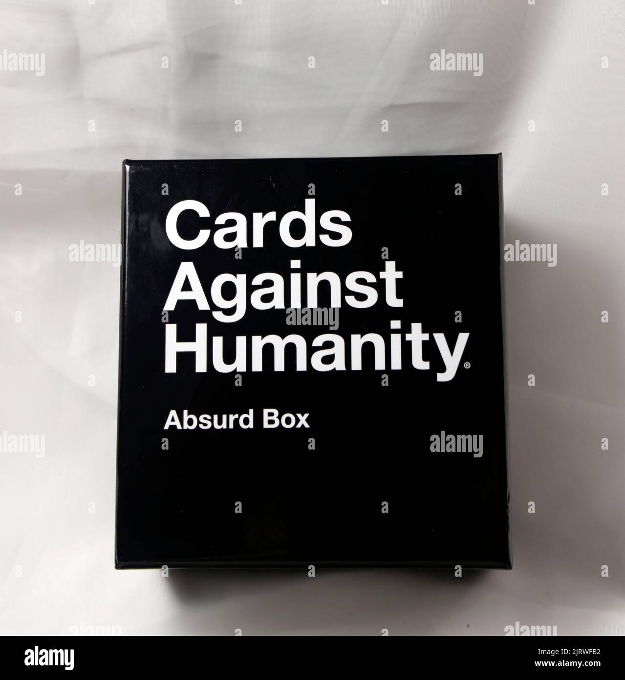 Karten Gegen Die Menschheit. Partykartenspiel für Erwachsene. Absurder Kasten. Einrichtung von Studio Stockfoto