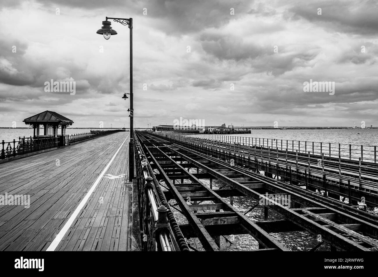 Fährhafen und Plattform am Ryde Pier, Isle of Wight, Großbritannien Stockfoto