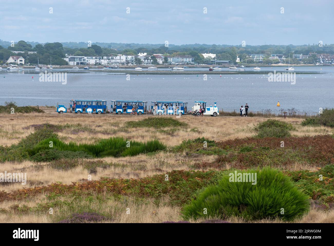 Der Landzug von Hengistbury Head fährt neben Christchurch Harbour, einer beliebten Touristenattraktion in Dorset, England, Großbritannien Stockfoto