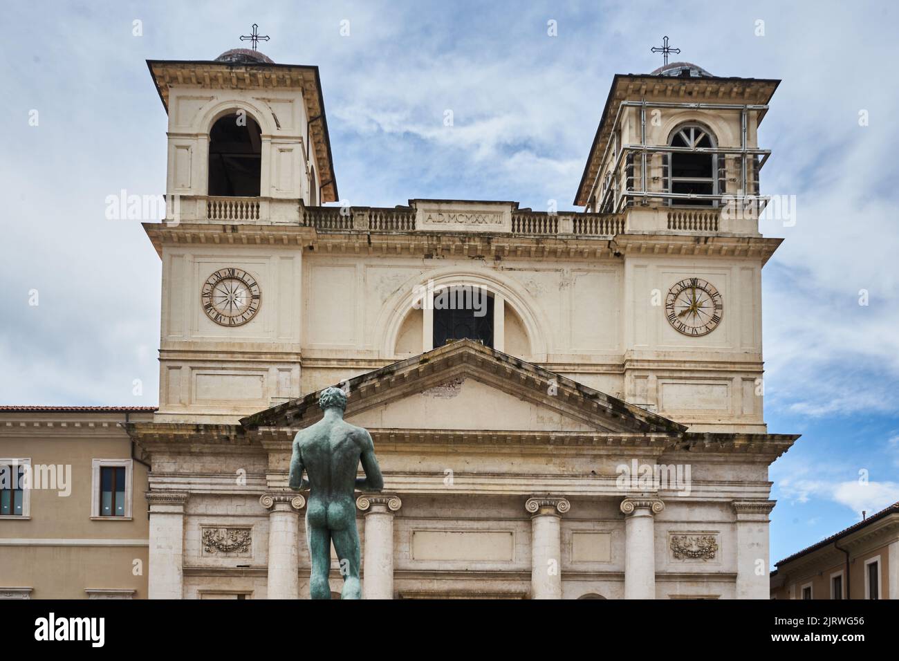 Kathedrale von LAquila, Duomo dell Aquila, Cattedrale San Massimo, vorne Brunnen Fontana vecchia, Piazza del Duomo, L’Aquila, Abruzzen, Italien Stockfoto
