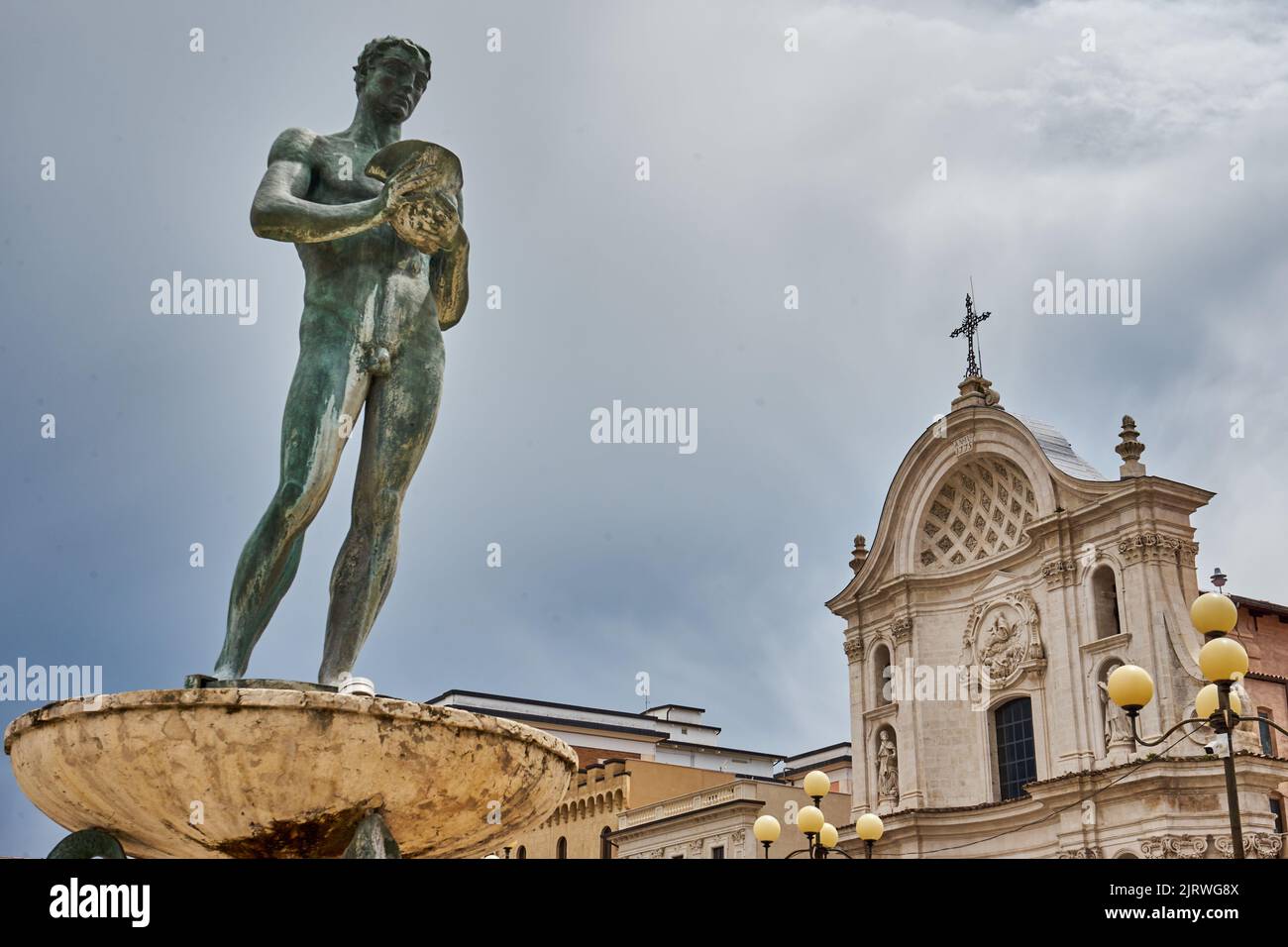 Kathedrale von LAquila, Duomo dell Aquila, Cattedrale San Massimo, vorne Brunnen Fontana vecchia, Piazza del Duomo, L’Aquila, Abruzzen, Italien Stockfoto
