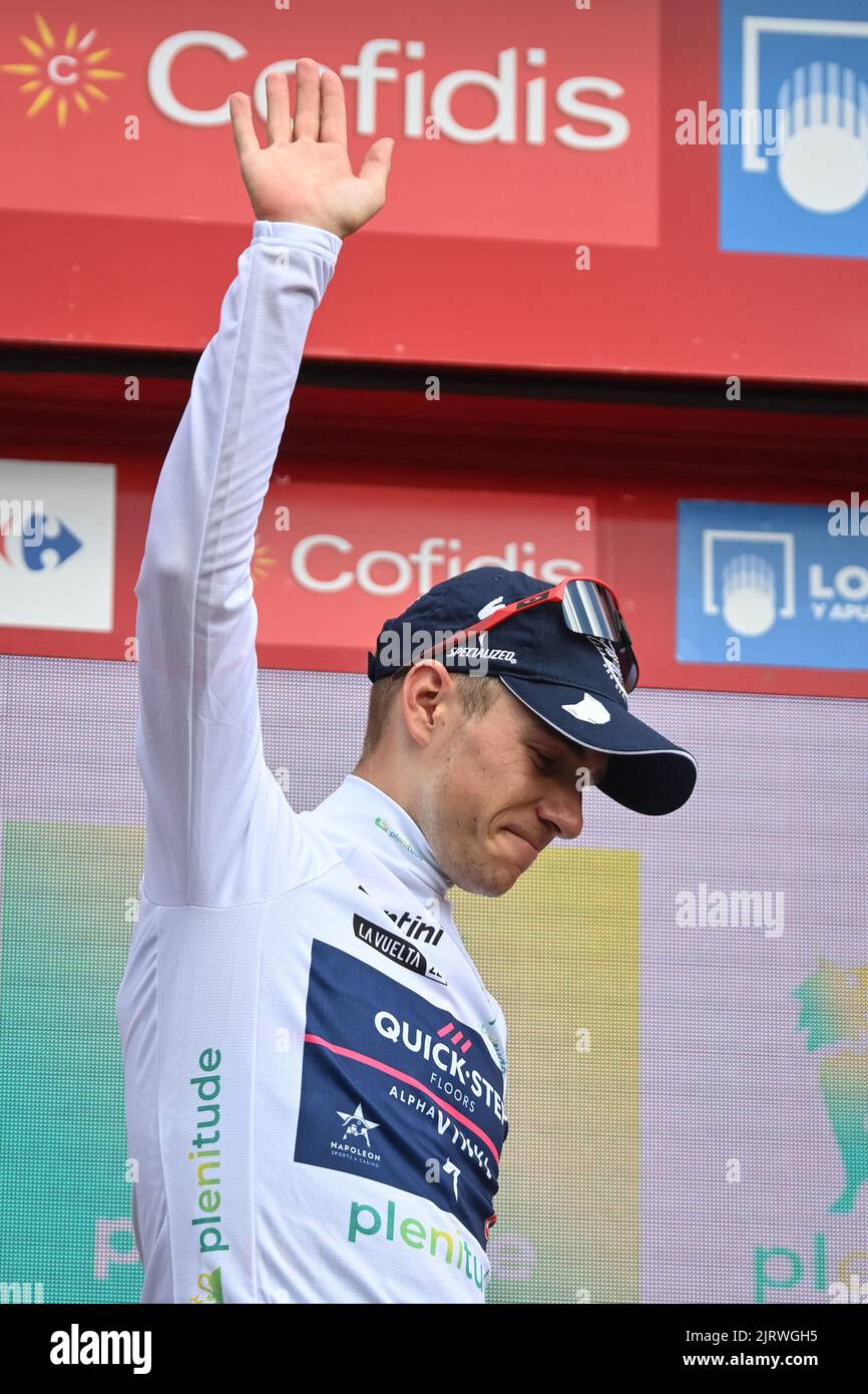 Der Belgier Remco Evenepoel von Quick-Step Alpha Vinyl feiert am Freitag, dem 26. August 2022 2022, die Etappe 7 der Ausgabe der „Vuelta a Espana“, Rundfahrt durch Spanien, von Camargo nach Cistierna (190 km), Spanien, auf dem Podium im weißen Trikot für den besten jungen Fahrer. BELGA FOTO DAVID STOCKMAN Stockfoto