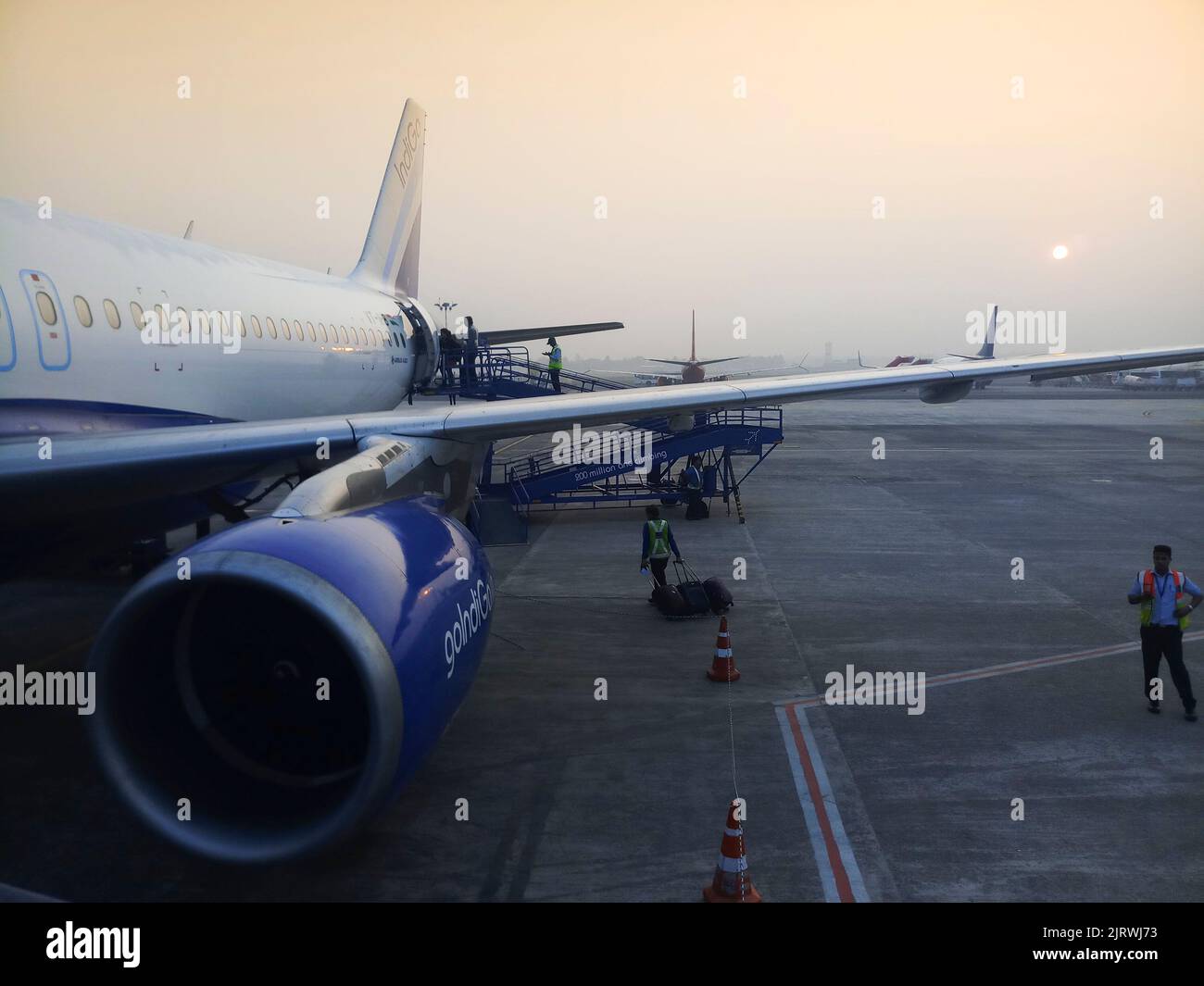 Kalkutta, Westbengalen, Indien - 3.. Dezember 2019 : Indigo-Flug ist am Flughafen Kalkutta startbereit.Flugbahn von Netaji Subhas Chandra Bose Stockfoto