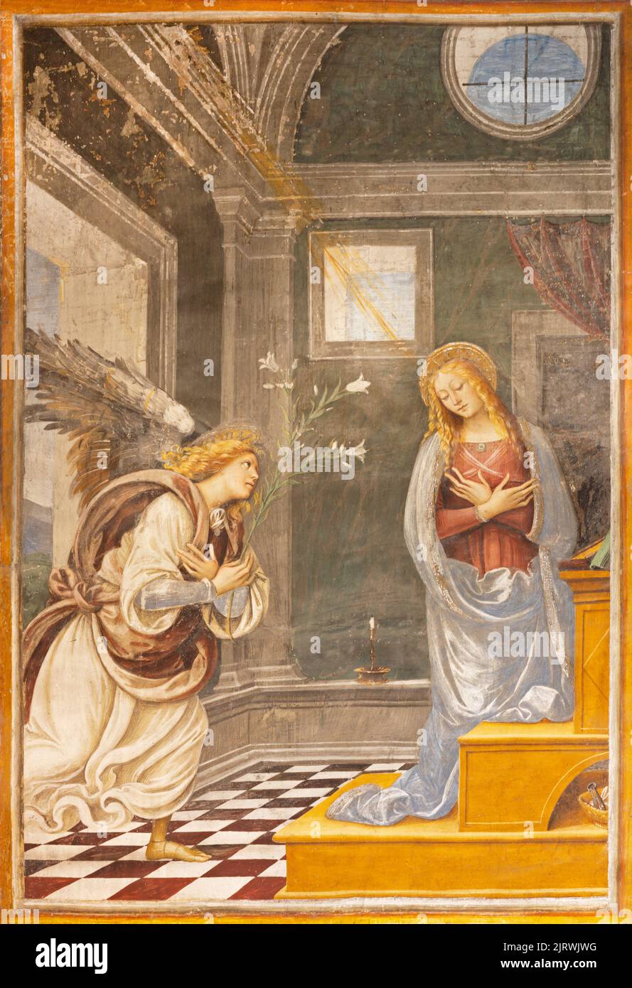 VARALLO, ITALIEN - 17. JULI 2022: Das Renaissance-Fresko der Verkündigung in der Kirche Chiesa Santa Maria delle Grazie von Gaudenzio Ferrari (1513). Stockfoto