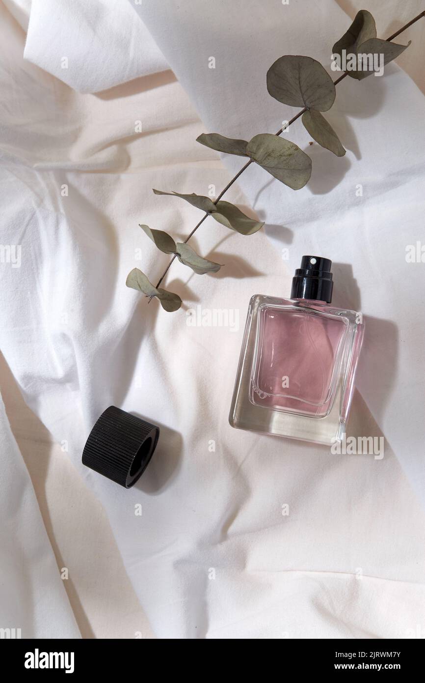 Flasche Parfüm und auf weißem Blatt Stockfoto